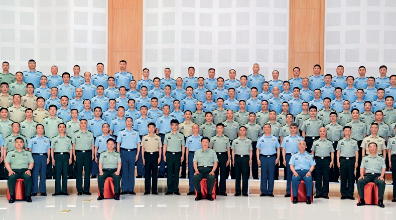 习近平在成都接见驻蓉部队大校以上领导干部和建制团主官