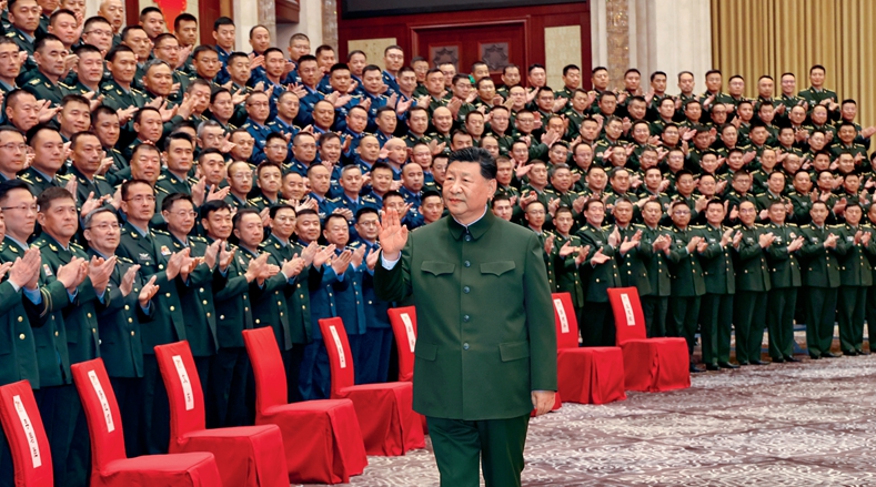 习近平在乌鲁木齐亲切接见驻新疆部队官兵代表