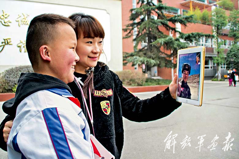 雪域·蓉城:军人一家两地情 - 解放军画报