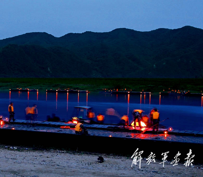 子夜,长虹卧波跨天堑