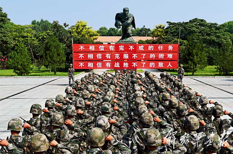 每次执行大项任务前,连队都要在杨根思雕像前举行宣誓仪式.