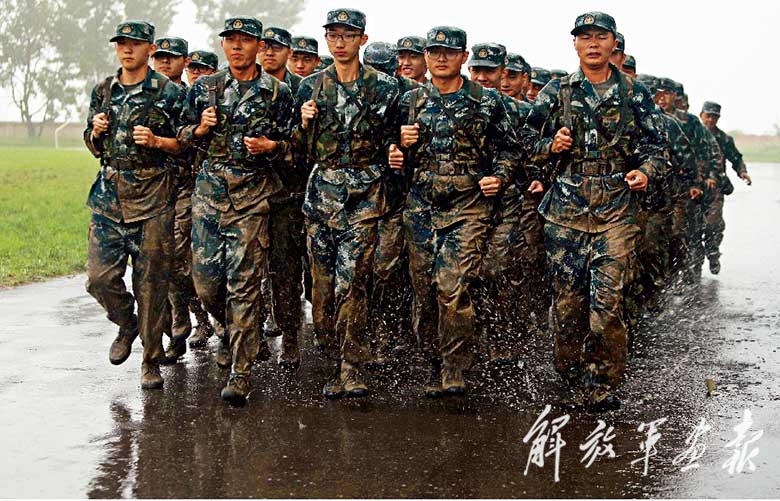 风雨中淬炼青春 解放军画报