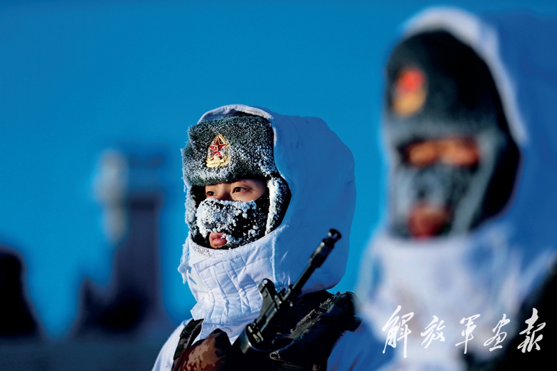 2月1日凌晨,某边防连官兵冒着严寒守卫在祖国的边境线上.
