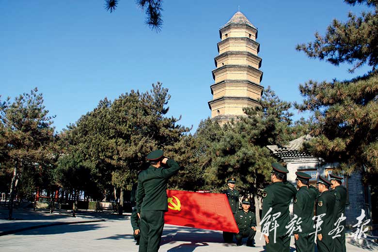 延安军分区官兵慰问抗战老兵,送去新春祝福(摄影/赵 岩)