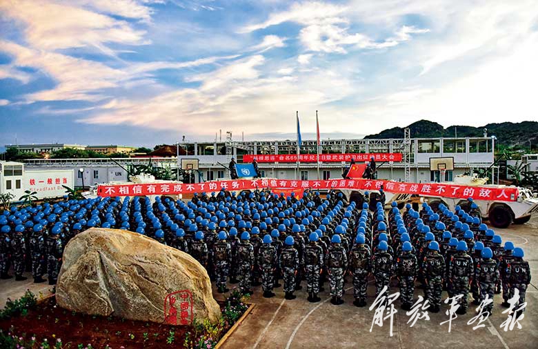 "杨根思连"在南苏丹执行联合国维和任务时,紧急出动处理难民营冲突.