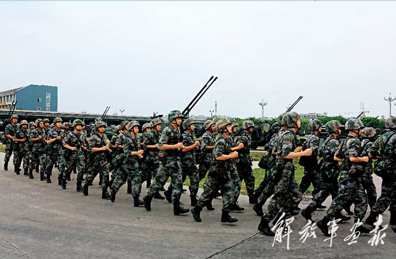 陆军第77集团军某旅官兵在灾后新建的营区开展训练.