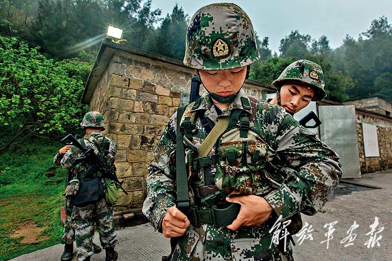 斑驳的岩石见证着一代代守岛官兵的无限忠诚.