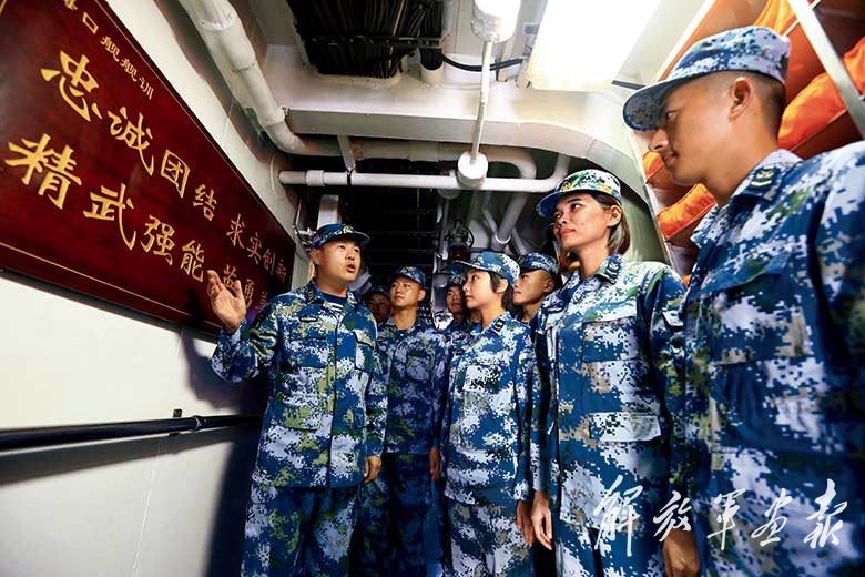 海口舰舰长樊继功(左一)在进行备航部署.