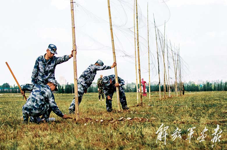 "距开飞还有1分种,对讲机里传来塔台驱鸟指挥员的声音.