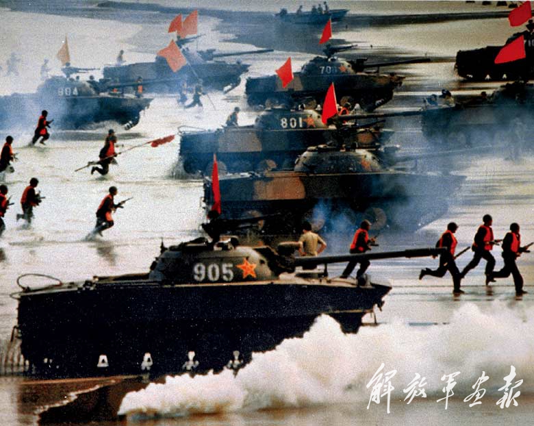南海某海区,陆海空三军数万精兵渡海登陆联合作战演练同时在两个方向