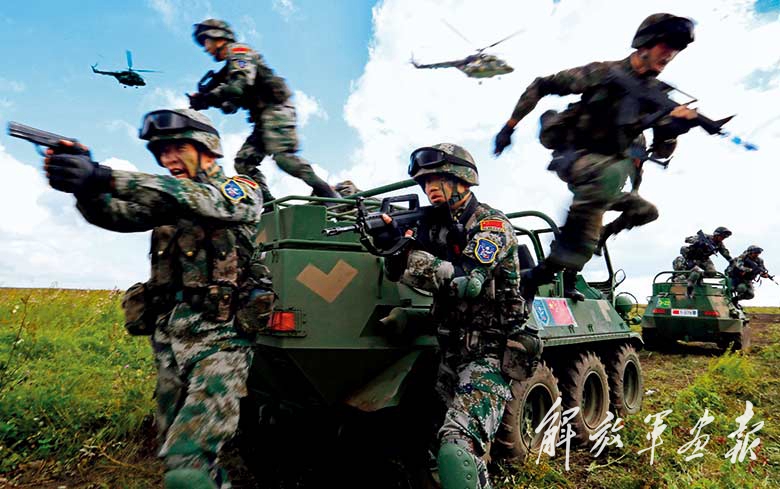 南部战区陆军某防空旅与空军某部展开联合演练,官兵奔赴一线战位.