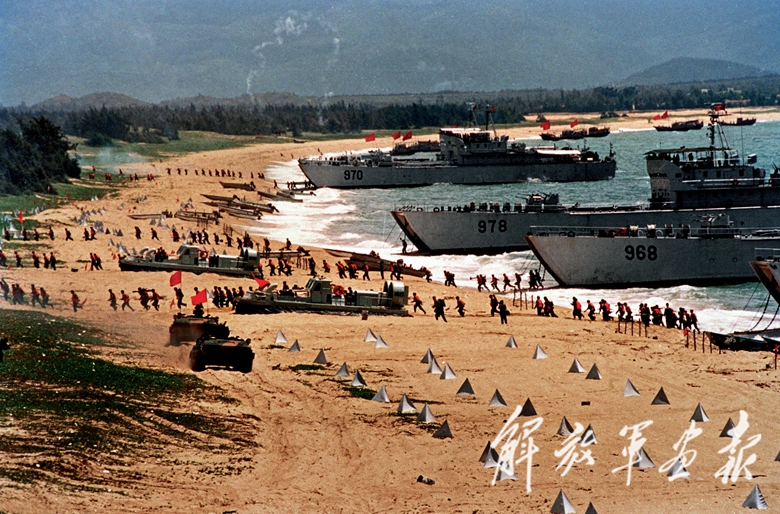 1999年9月上旬,诸军兵种联合渡海登陆作战演习在南海某海区打响.