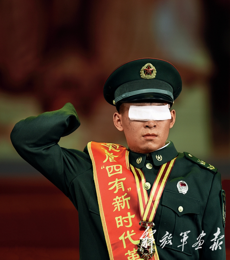 特殊的军礼,立起一座无言的丰碑.