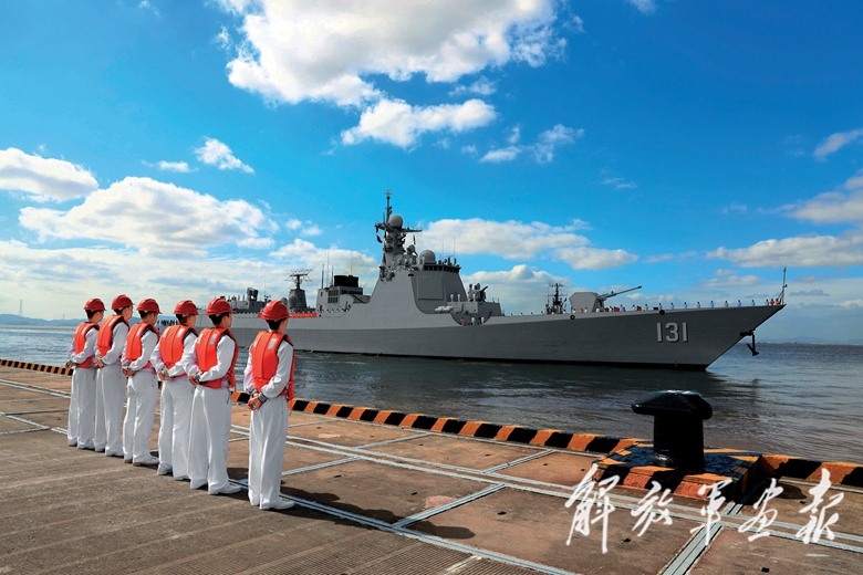 10月14日,中国海军第35批护航编队太原舰缓缓驶抵舟山某军港码头.