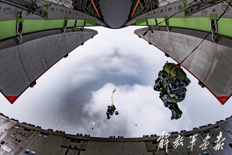 烽火春末夏初的一天清晨,华中腹地某军用机场,空降兵某空中突击旅千余
