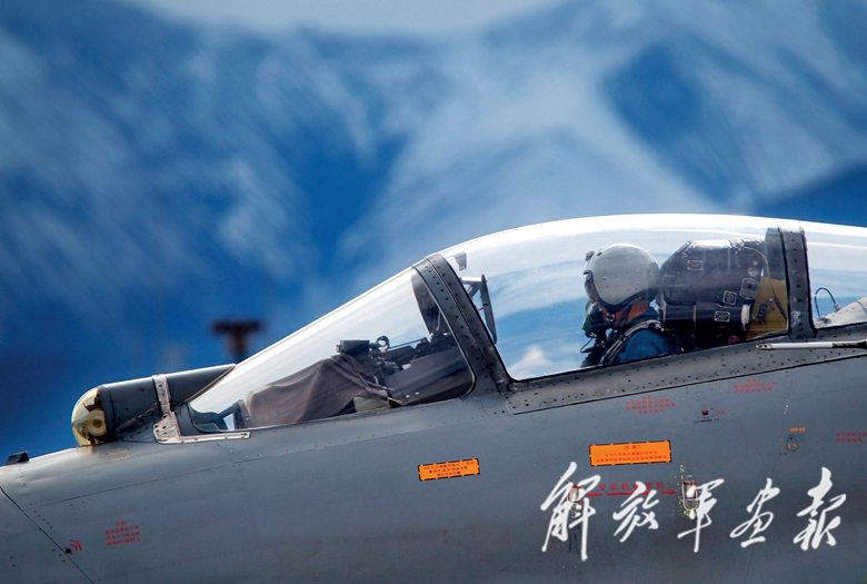 空军航空兵部队常态化组织高原训练.