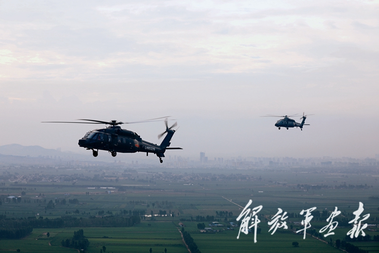 7月24日,陆军第83集团军某空中突击旅直升机编队飞赴受灾地域投送物资